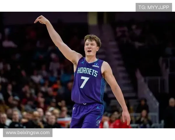 克尼佩尔半场表现亮眼9投5中贡献12分2板4助攻三分球命中率高达50